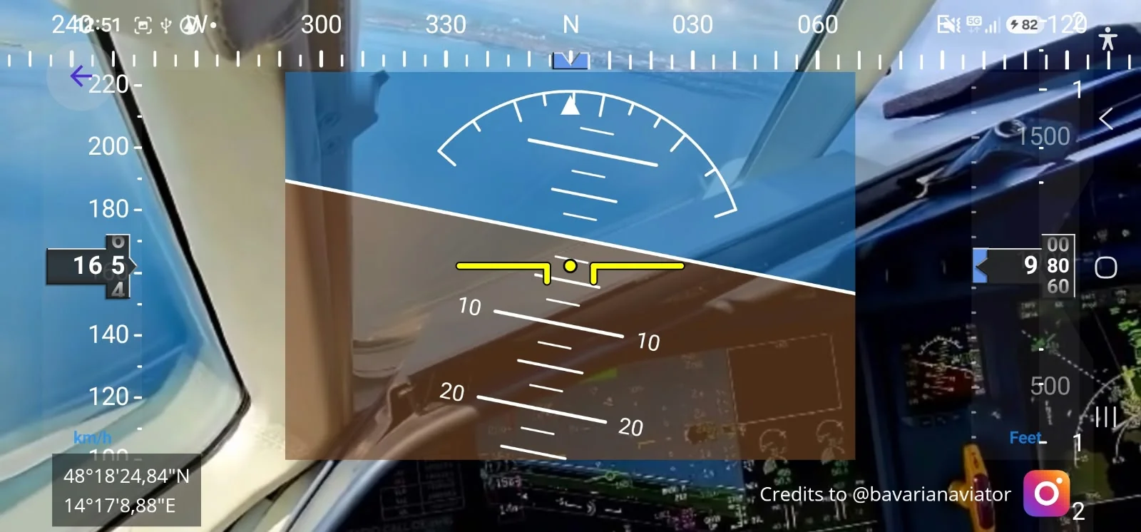 GPS Pilot View Cockpit im Flug: Kompassband, Fahrtband, Künstlicher Horizont und Höhenmesser über einem Cockpit-Foto